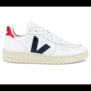 V-10 Veja Sneaker (Womens)